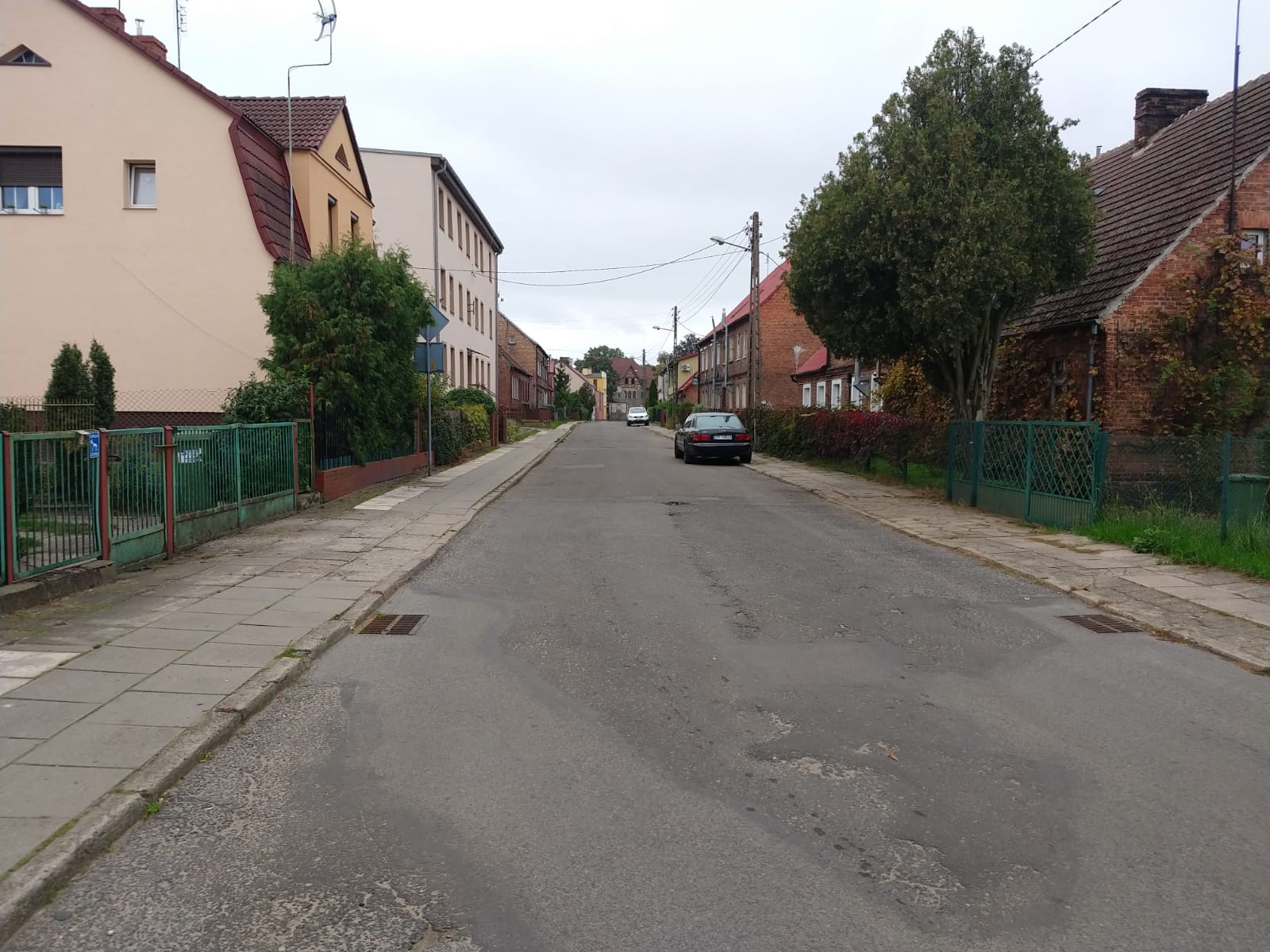 Powiększ zdjęcie. Ulica Racławicka, jezdnia, chodniki, budynki