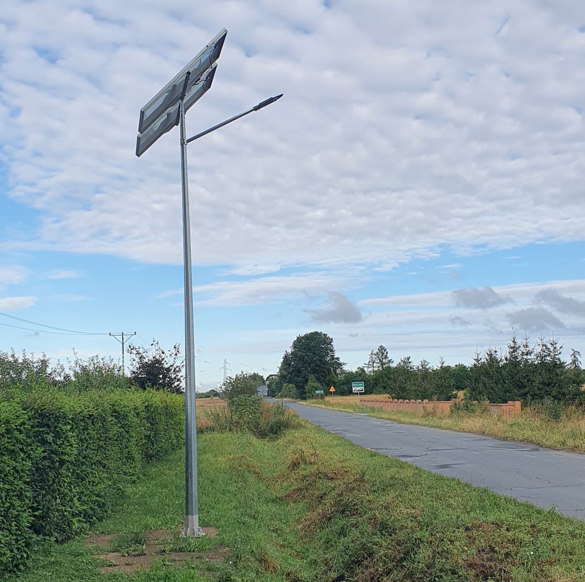 Powiększ zdjęcie. Lampa solarna, droga, niebo, trawa