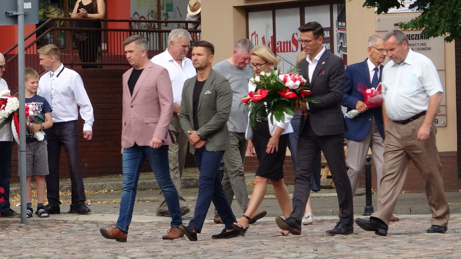 Powiększ zdjęcie. władze samorządowe składają kwiaty. Fot. Wiesław Romanowski
