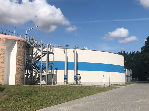 Okrągłe bloki na oczyszczalni ścieków 