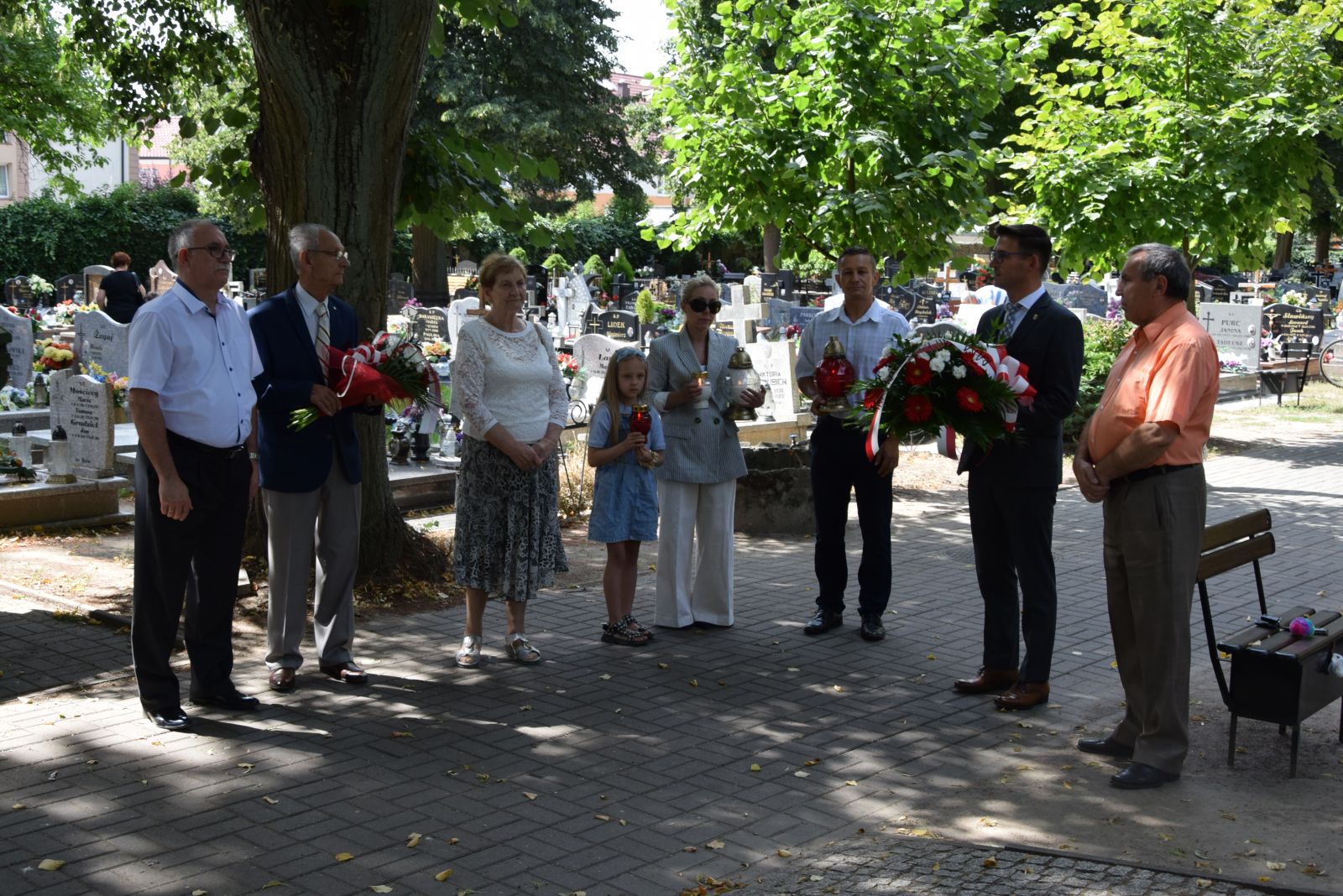 Powiększ zdjęcie. Przedstawiciele urocvzystości na cmentarzu
