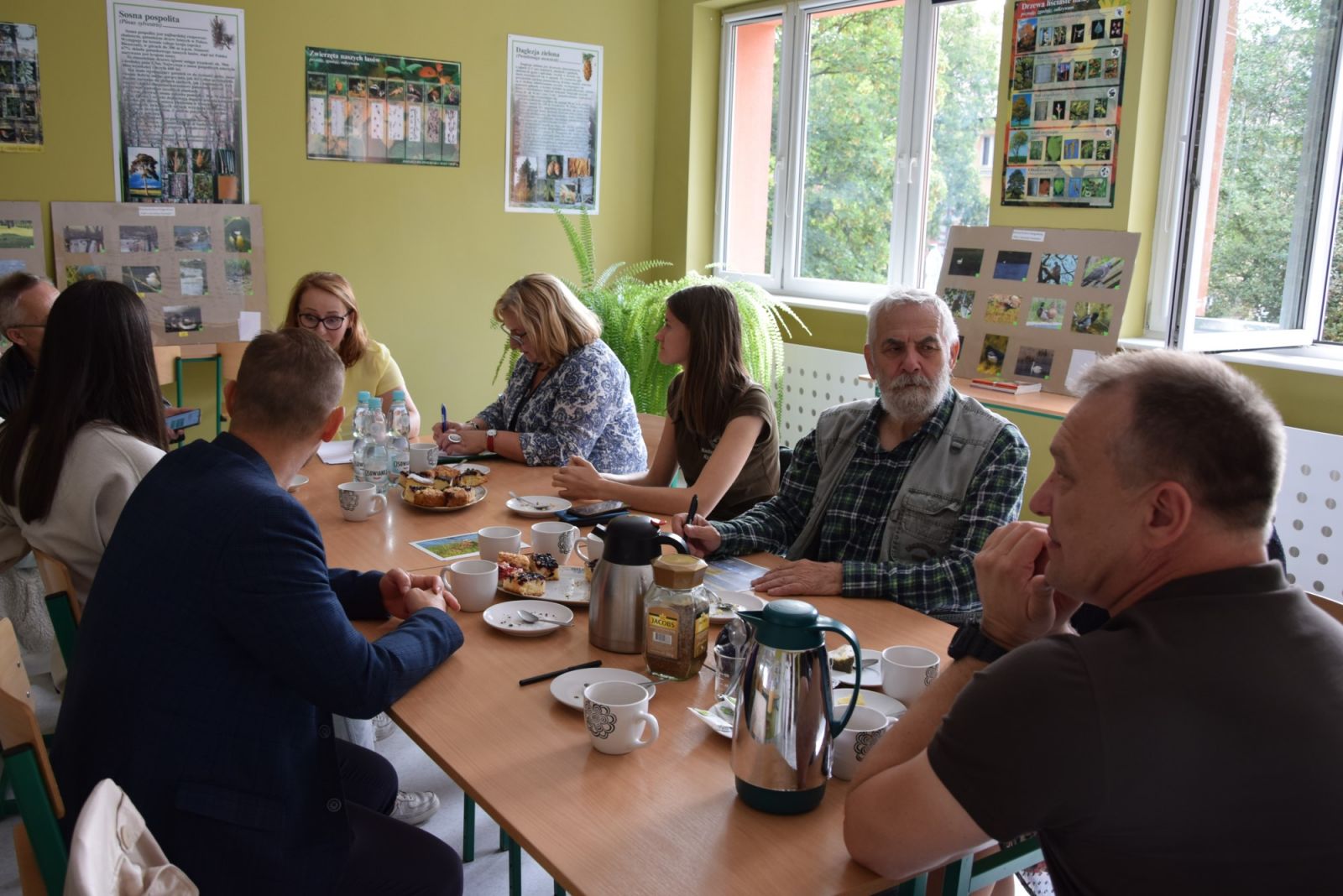 Powiększ zdjecie. Członkowie jury siedzą przy stole 