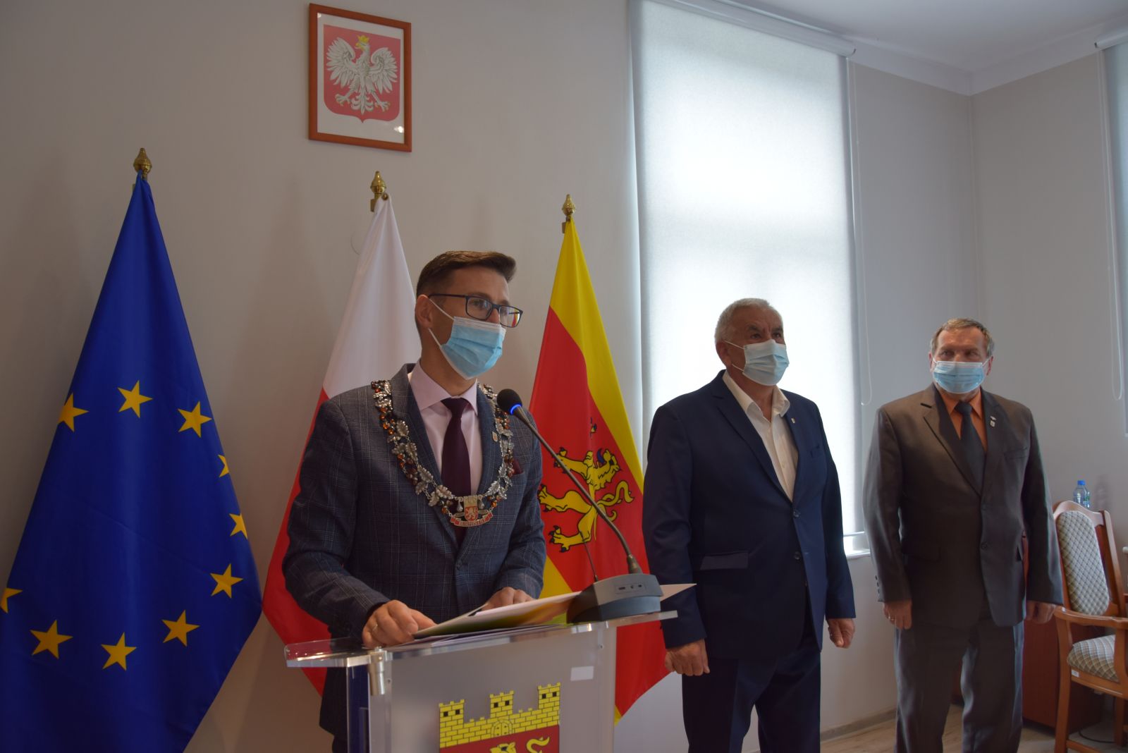 Powiększ zdjęcie. burmistrz przy mównicy, radni 