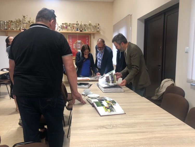 Powiększ zdjęcie. Członkowie komisji ogladają kroniki OSP, we wnątrz remizy