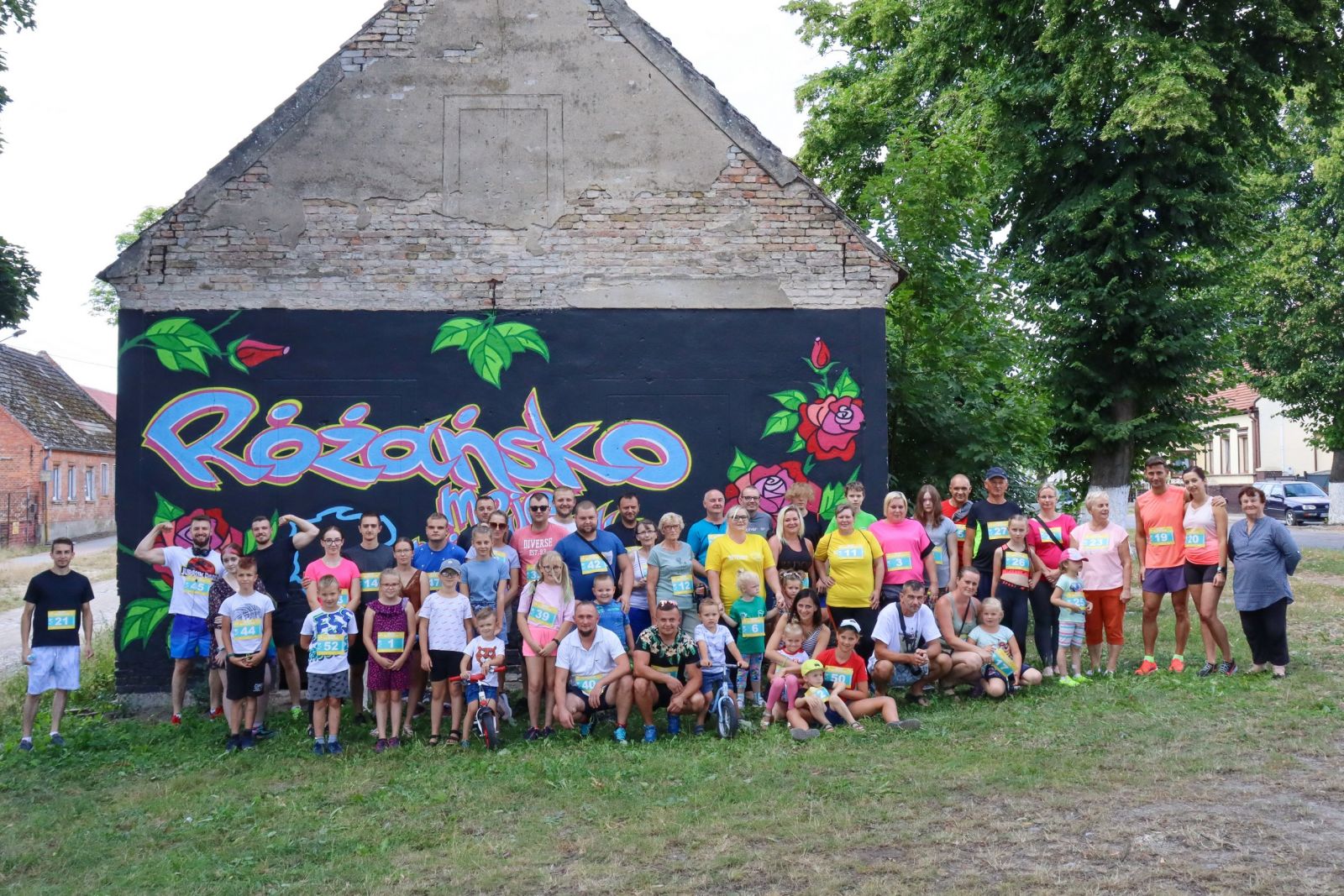 Biegacze na tle muralu Różańsko