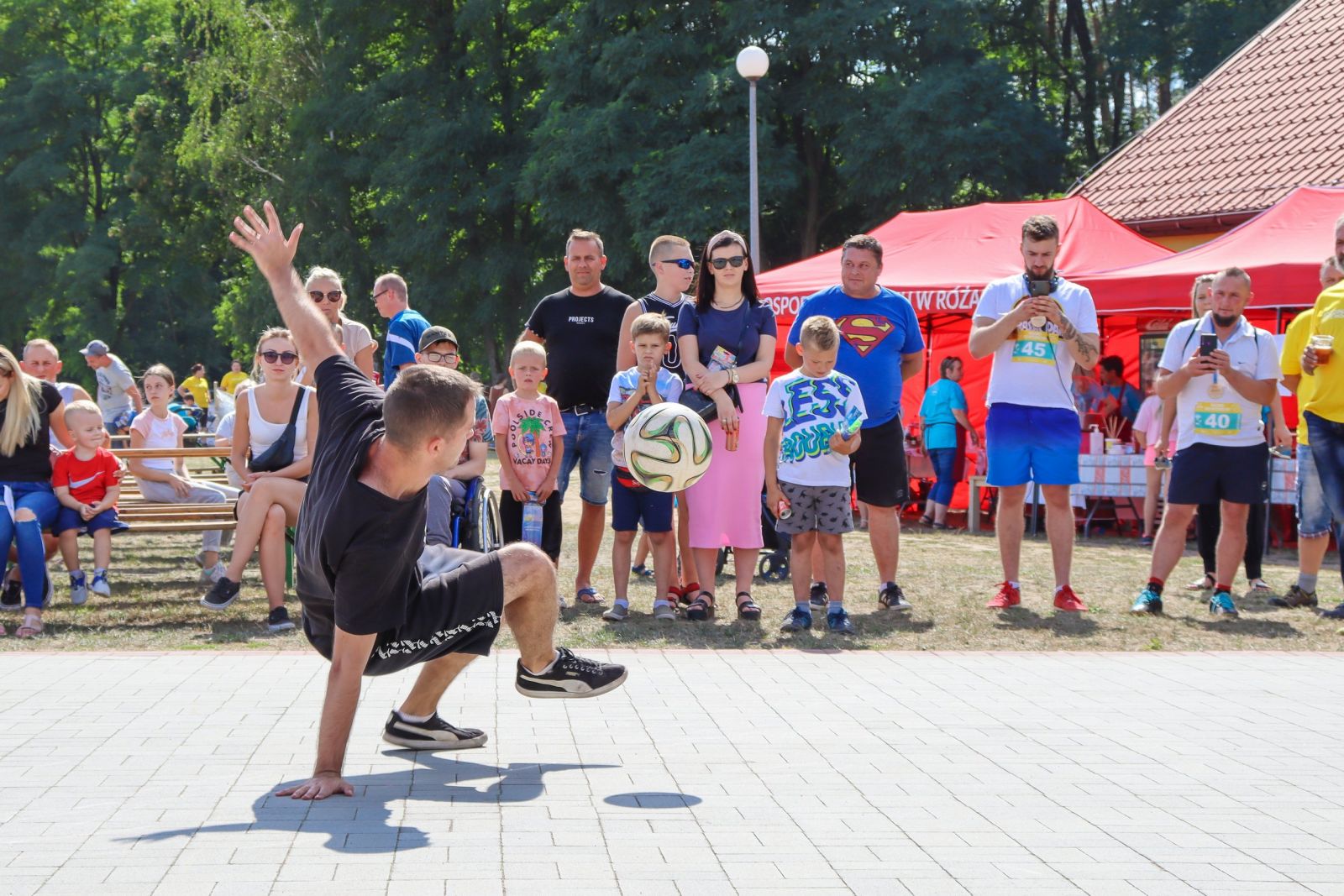 Pokaz freestyle, wokół stoją ludzie 