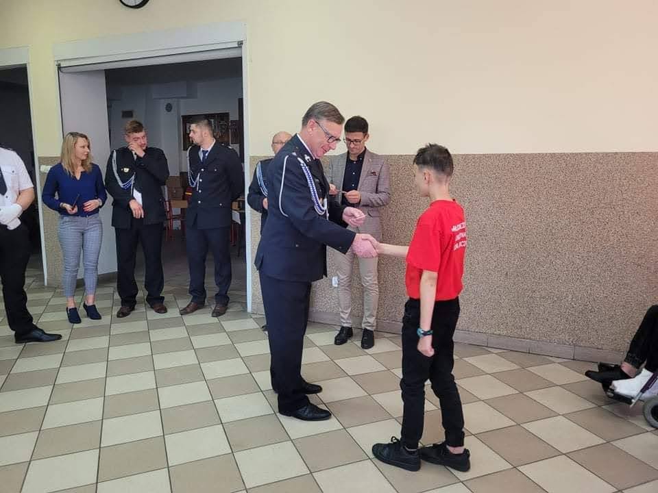 Prezes wręcza legitymację młodemu strażakowi