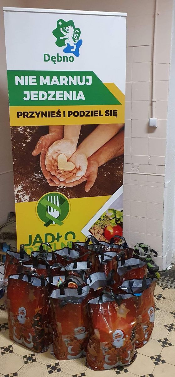 Powiększ zdjęcie. Rollup Jadłodzielni przed nim paczki świąteczne