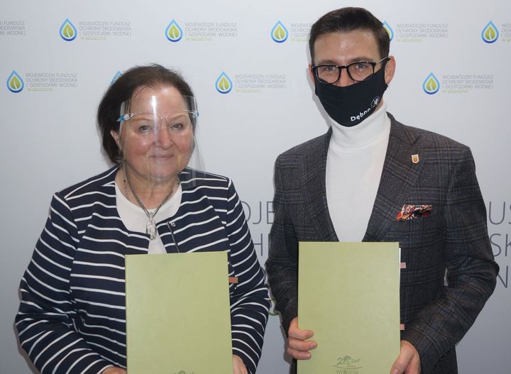 Powiększ zdjęcie. Emilia Niemyt - prezes WFOŚiGW i Grzegorz Kulbicki burmistrz Dębna w rękach trzymają porozumienia