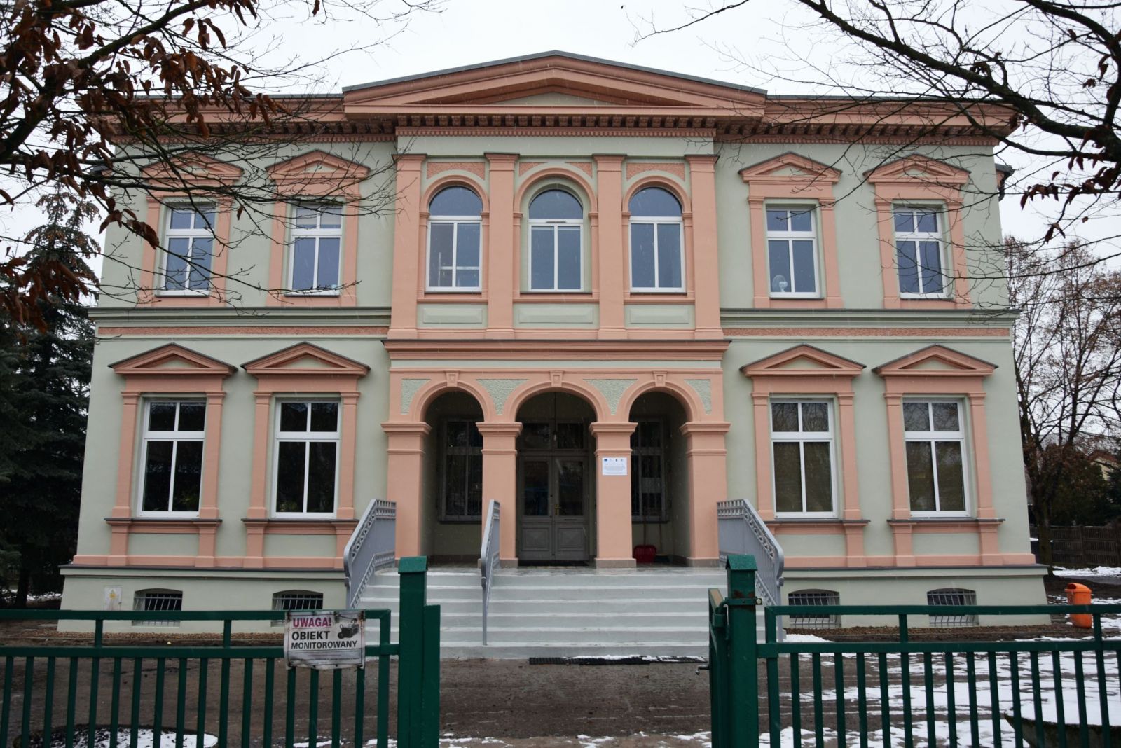 Powiększ zdjęcie. Odnowiony budynek od frontu
