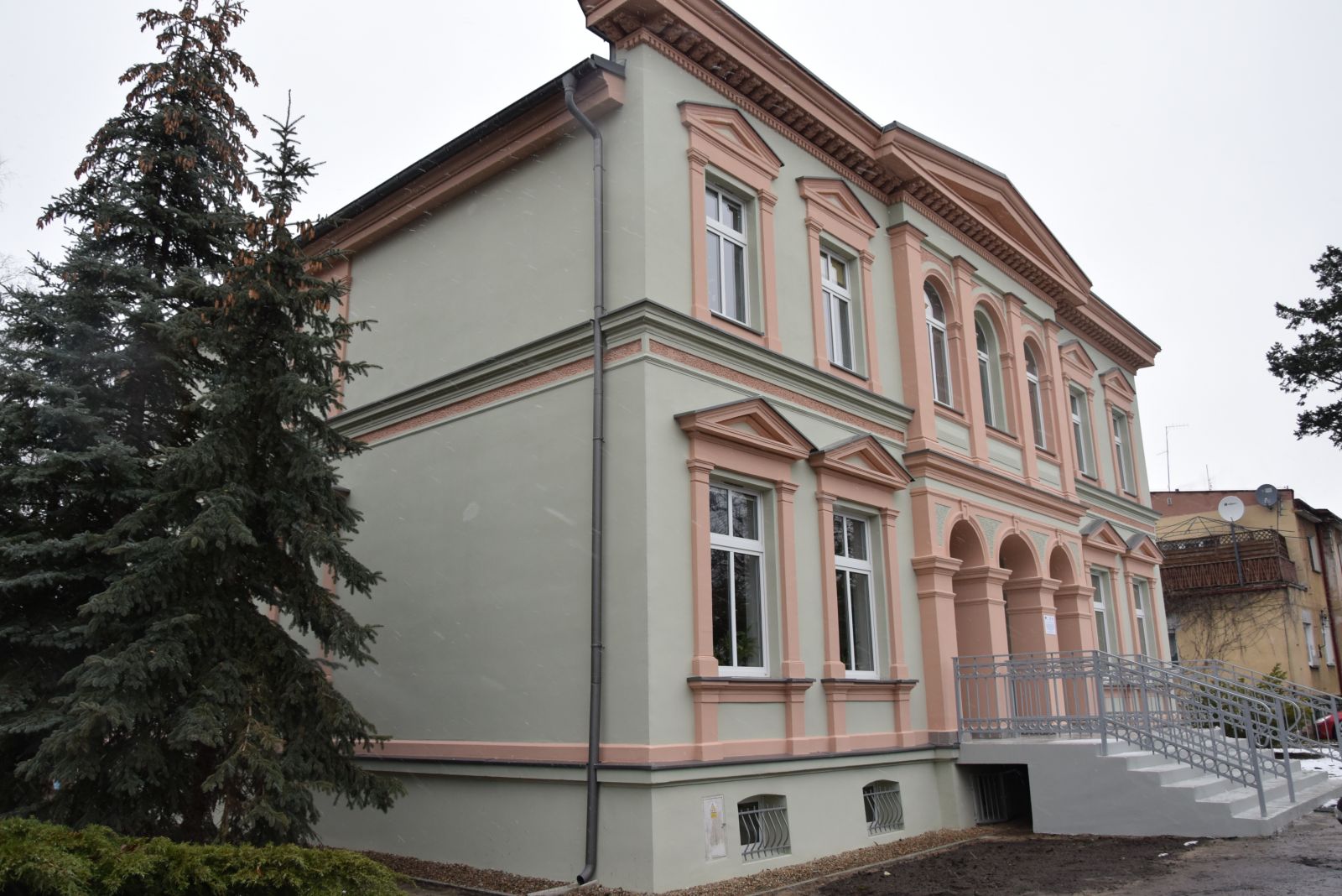 Odnowiona elewacja i schody