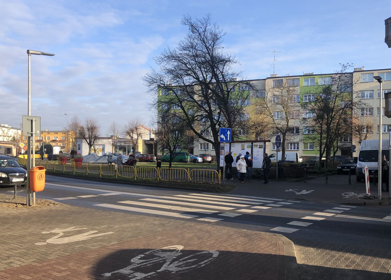 Przejściedla pieszych z lampami. samochody, niebo