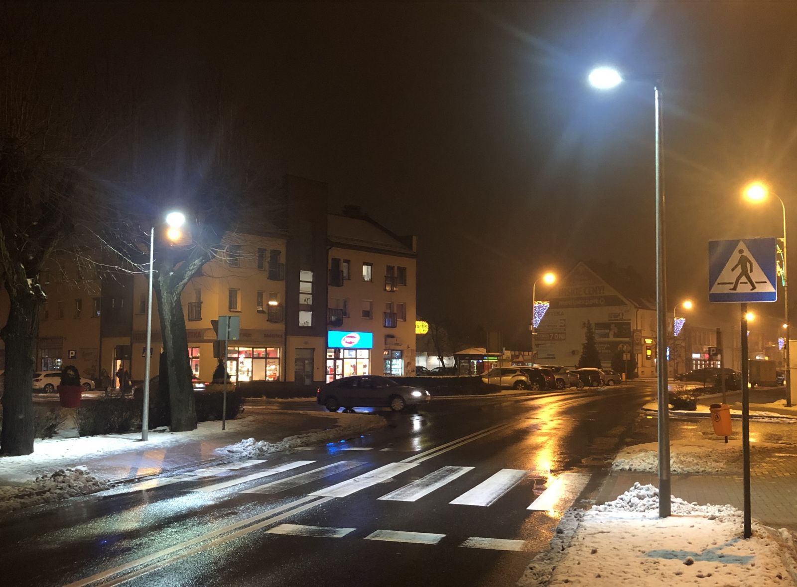 Doświetlone przejście dla pieszych nocą 