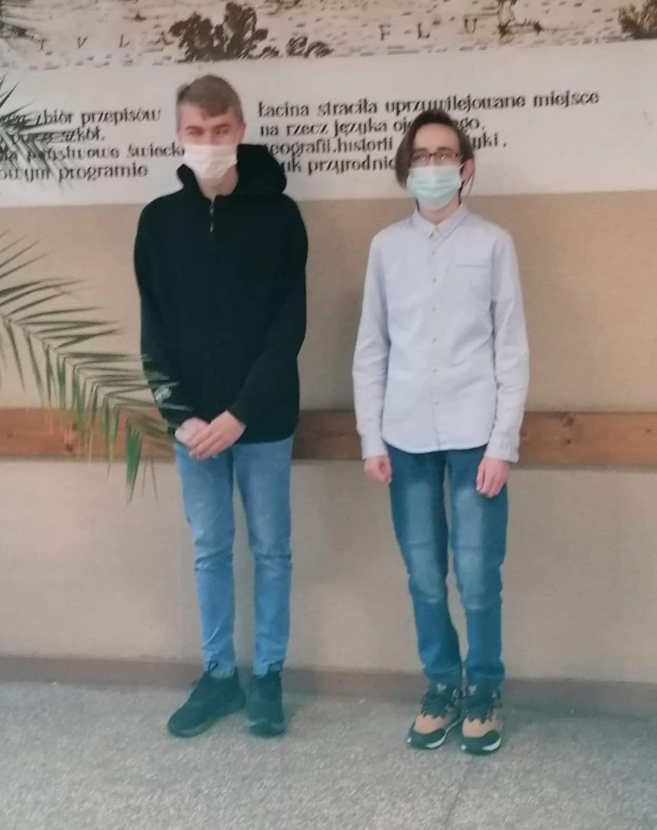 Uczniowie Tymek Marciniak i Marcin Matłacki