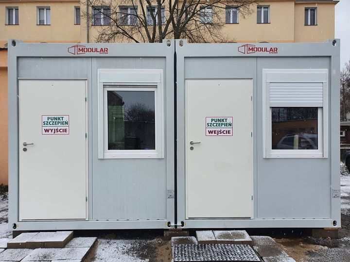 Powiększ zdjęcie. Kontener w którym wykonywane są szczepienia. 