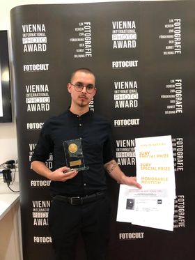 Mateusz Kowalczyk preznetuje prstiżową statuetkę 