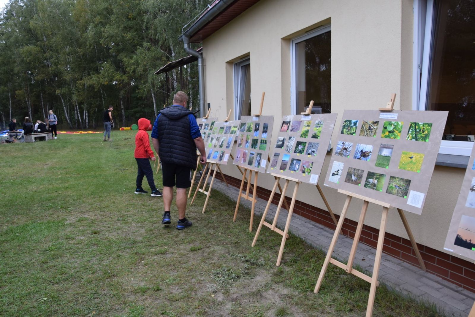 Plenerowa wystawa. Zdjęcia w antyramach 