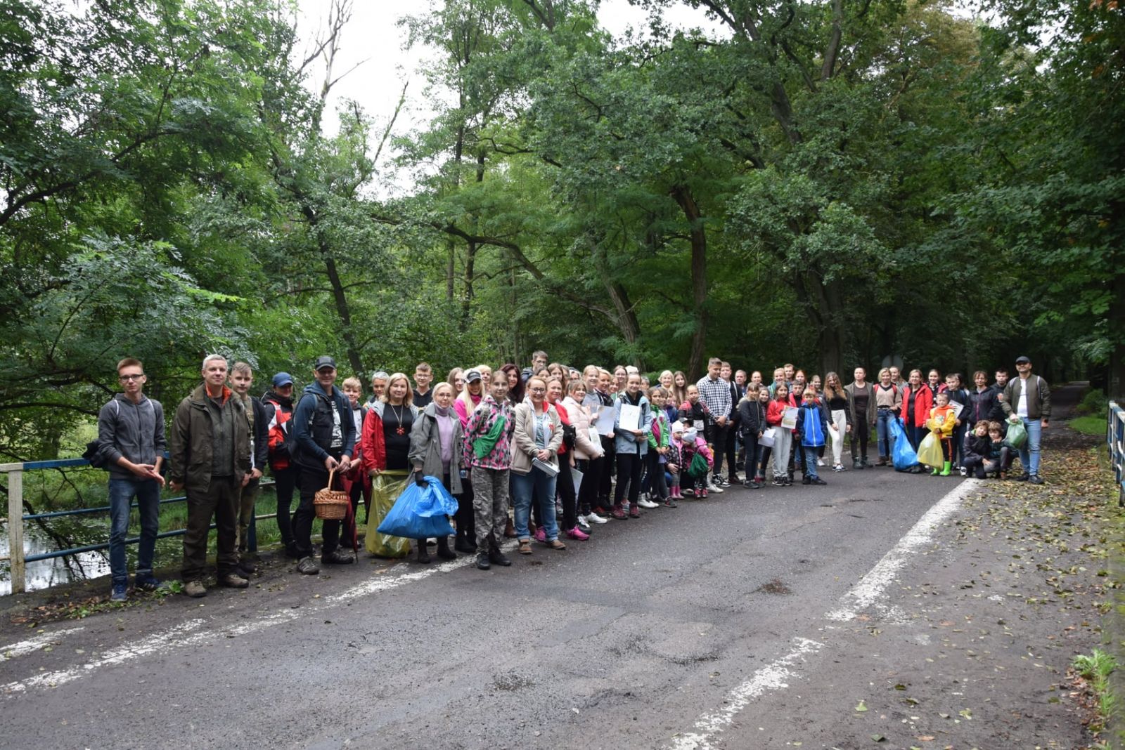 Wspólne grupowe zdjęcie na moście, drzewa, rzeka