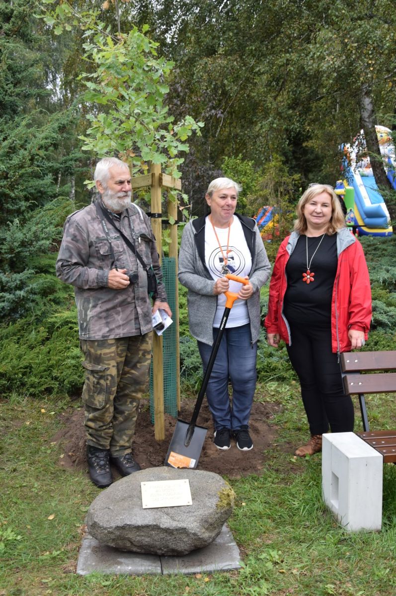 M. Schiller, K. Kisała z łopatą, B. Rzechółka podczas symbolicznego zasdadzenie dęba