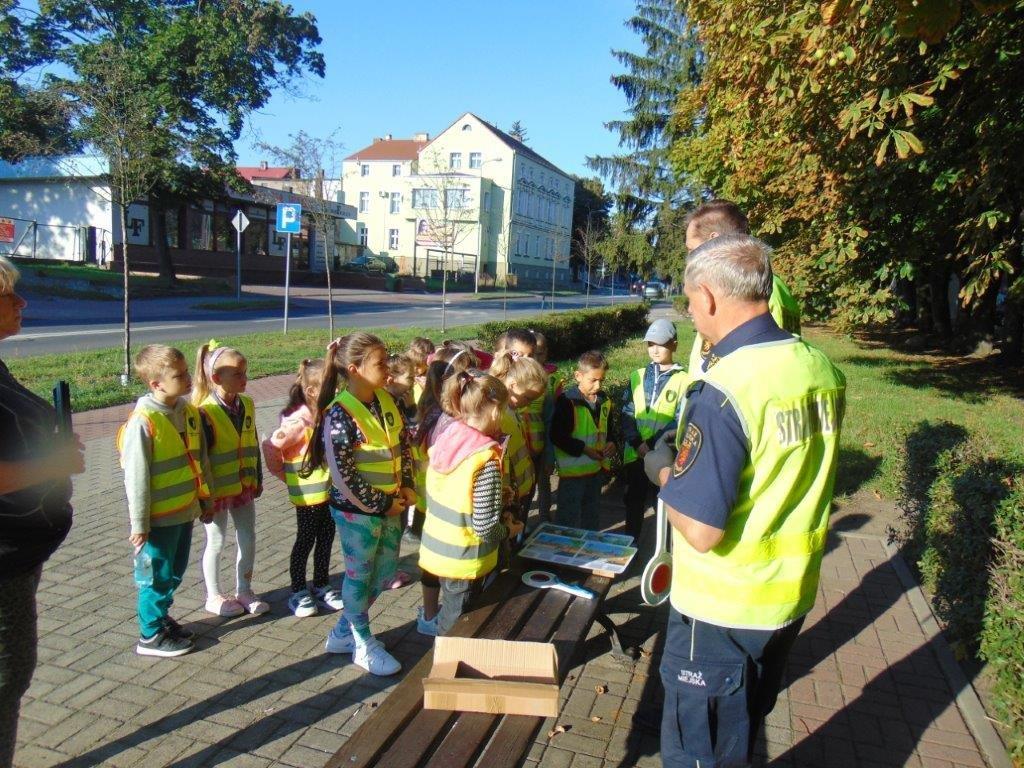 Powiększ zdjęcie. Straż miejska z dziećmi 