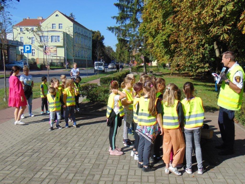 Komendant omaiwa dzieciom zasady bezpieczeństwa