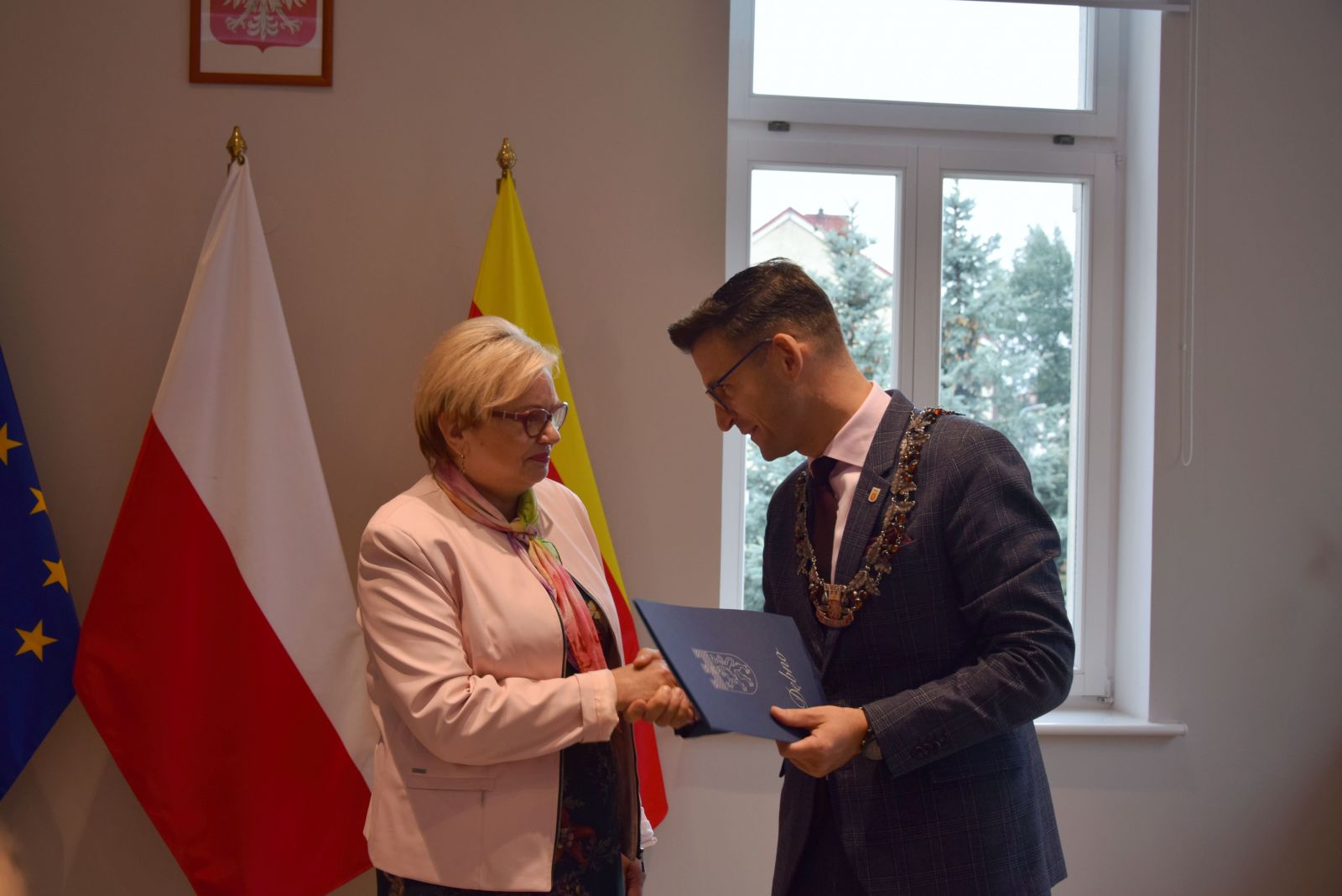 Powiększ zdjęcie. Burmistrz wręcza nagrodę dyrekotr Przedszkola nr 1 