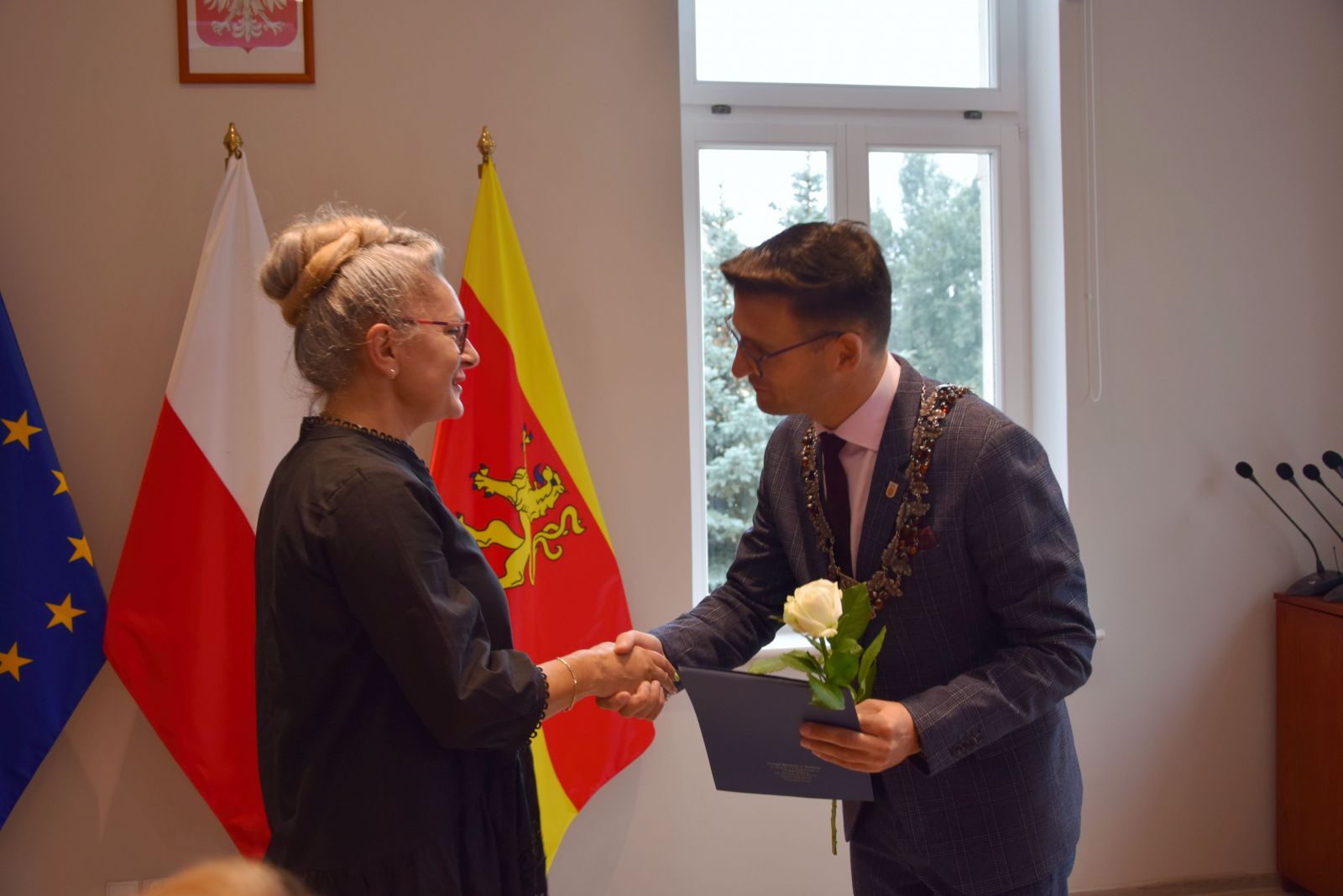 Burmistrz wręcza nagrodę dyrektor SP Cychry