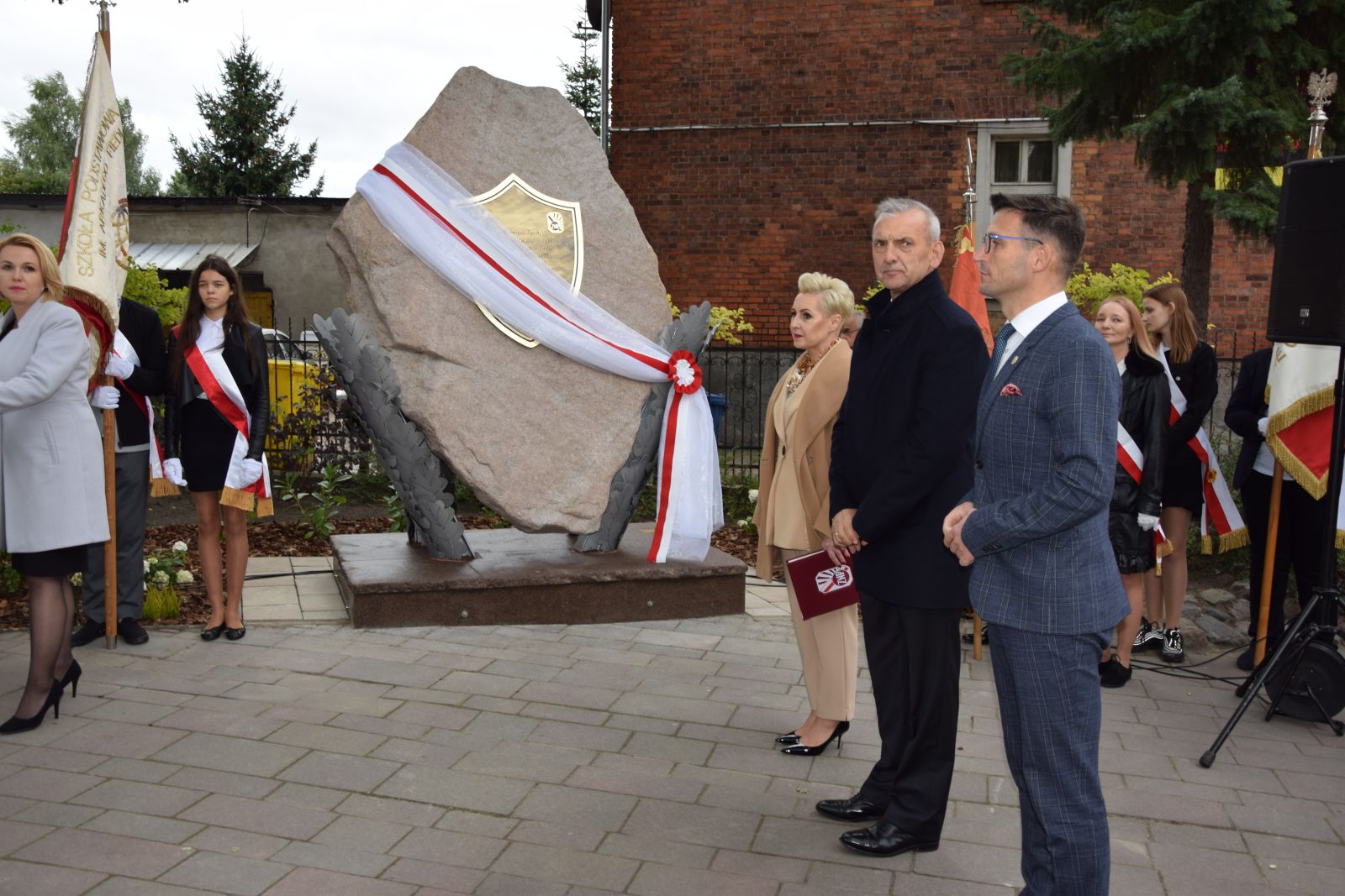 W tle głaz, przed nim I. Borysewicz, Broniarz, G,. Kulbicki