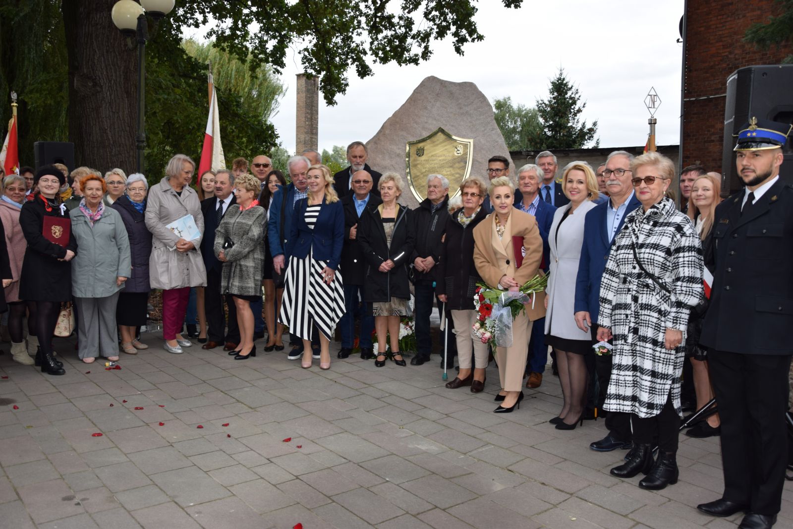 Uczestnicy uroczystości przed głazem