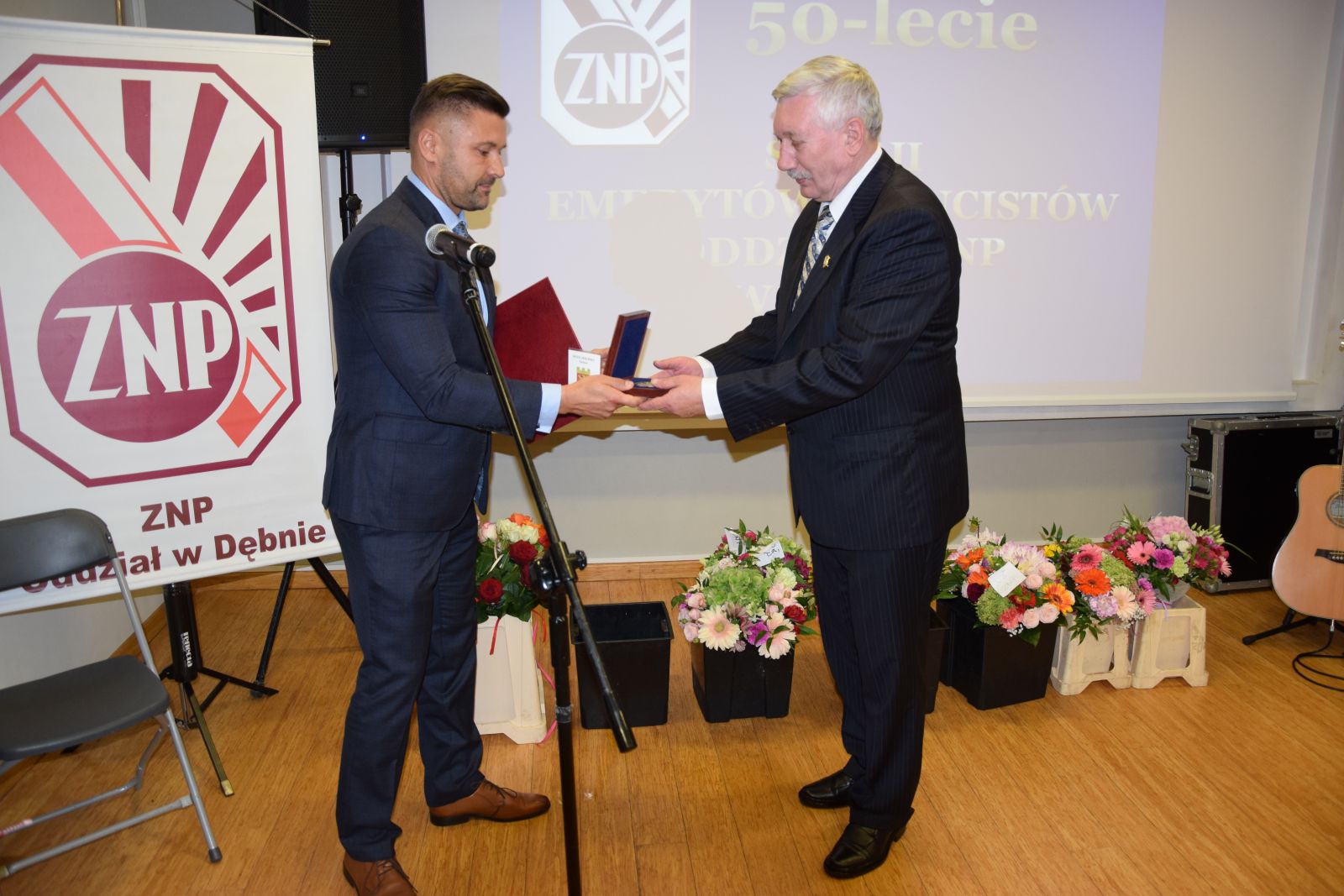 Przewodniczący M. Krzysiak wręcza medal A. Dobrowolskiemu
