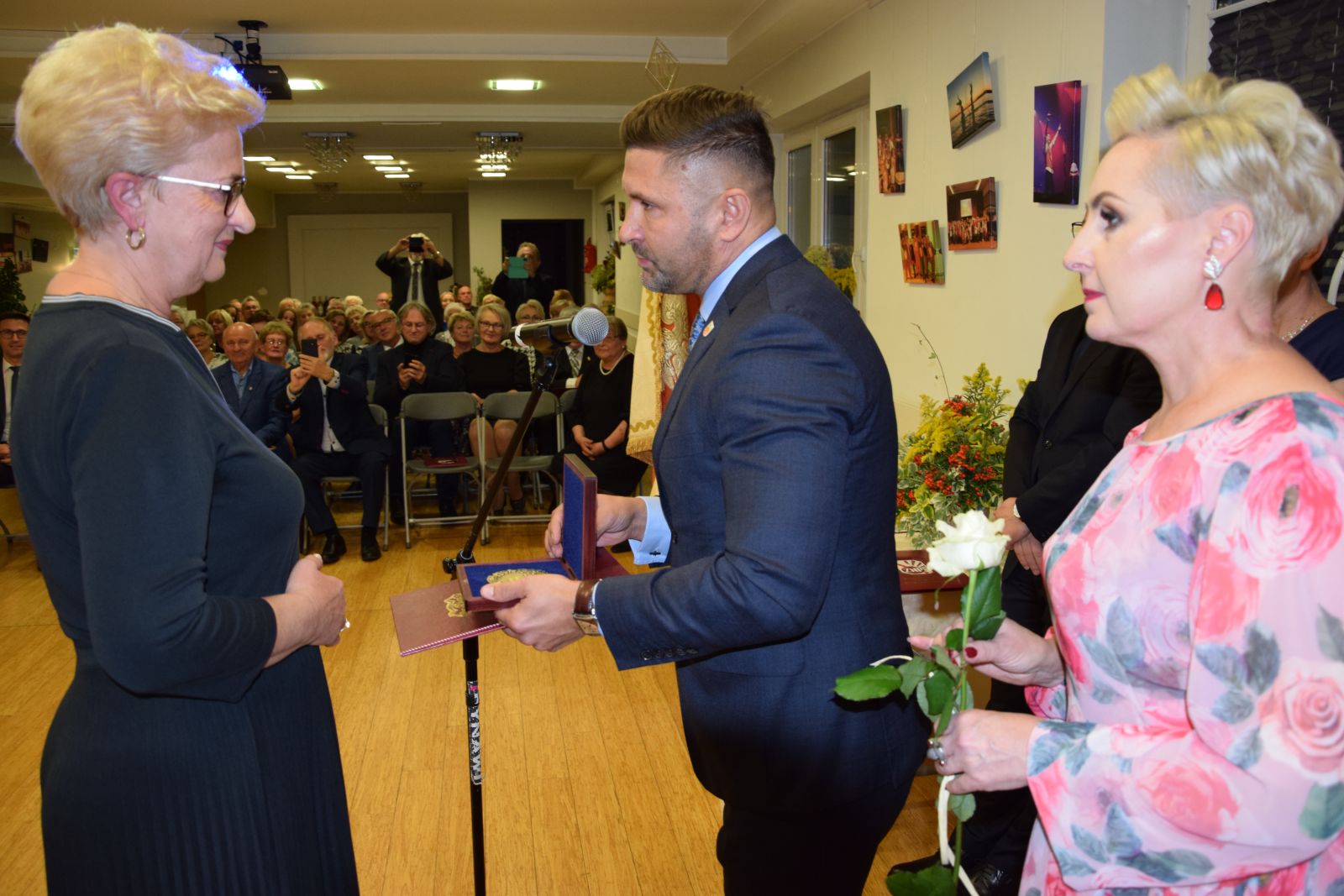 Przewodniczący M. Krzysiak wręcza medal dla E. Zioły, odbiera żona Krystyna