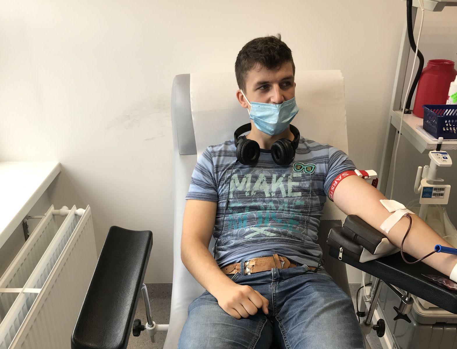 Powiększ zdjęcie. Chłopaka oddaje krew