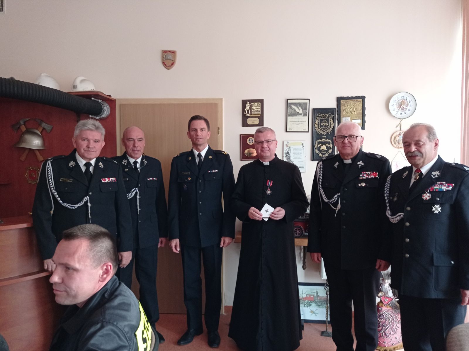 Członkowie OSP i wyróżnionyksiądz