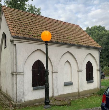 Powiększ zdjęcie. Kaplica przed remontem, lampa, niebo 