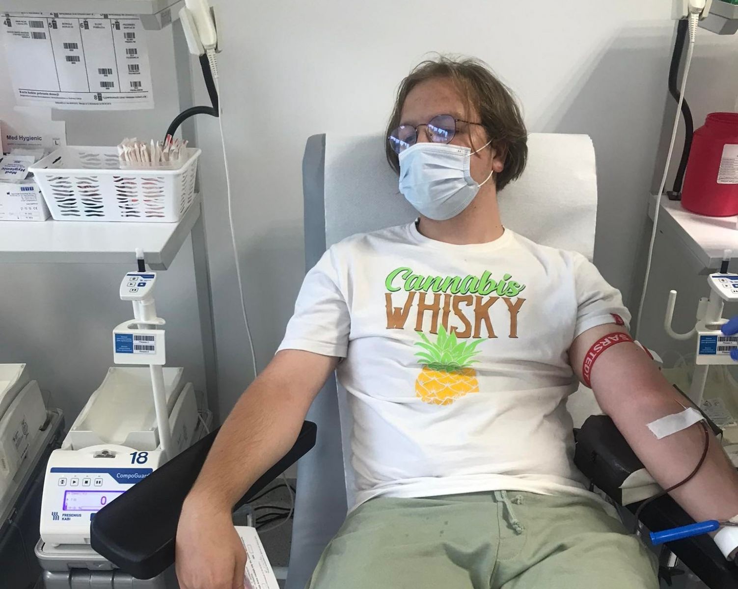 Powiększ zdjęcie. pobieranie krwi u chłopaka 