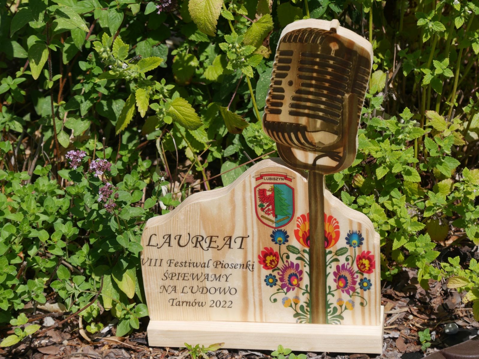 Powiększ zdjęcie. Nagroda, drewniany dyplom napis Laureat, folklorowe rysunki