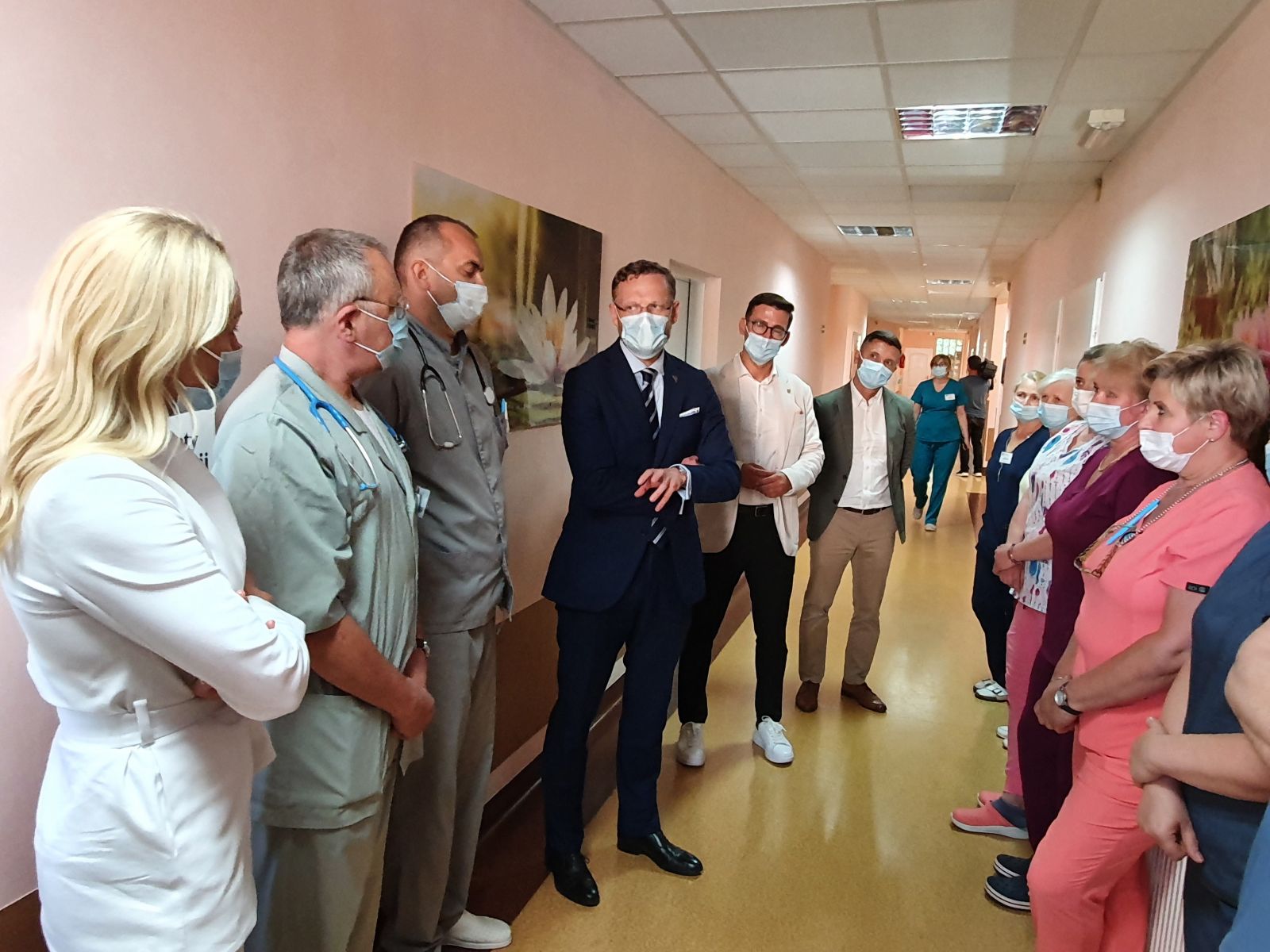 Wojewoda zachodniopomorski ogladał wyremontowany oddział wewwnętrzny 