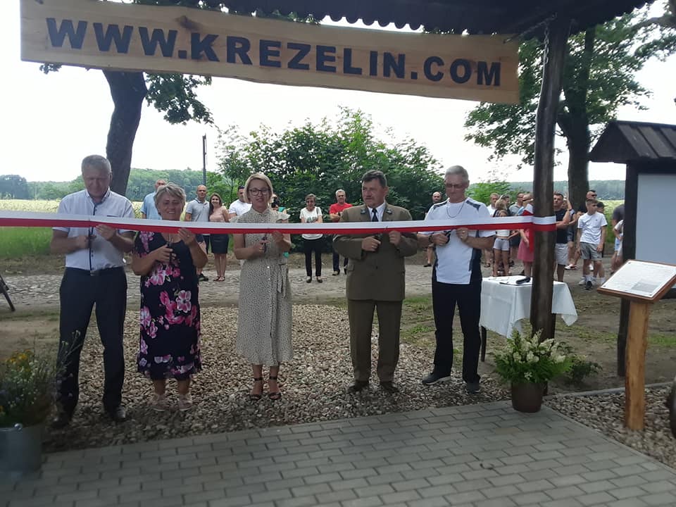 Goście i inicjtorzy przecinają wstęgę 5 osób