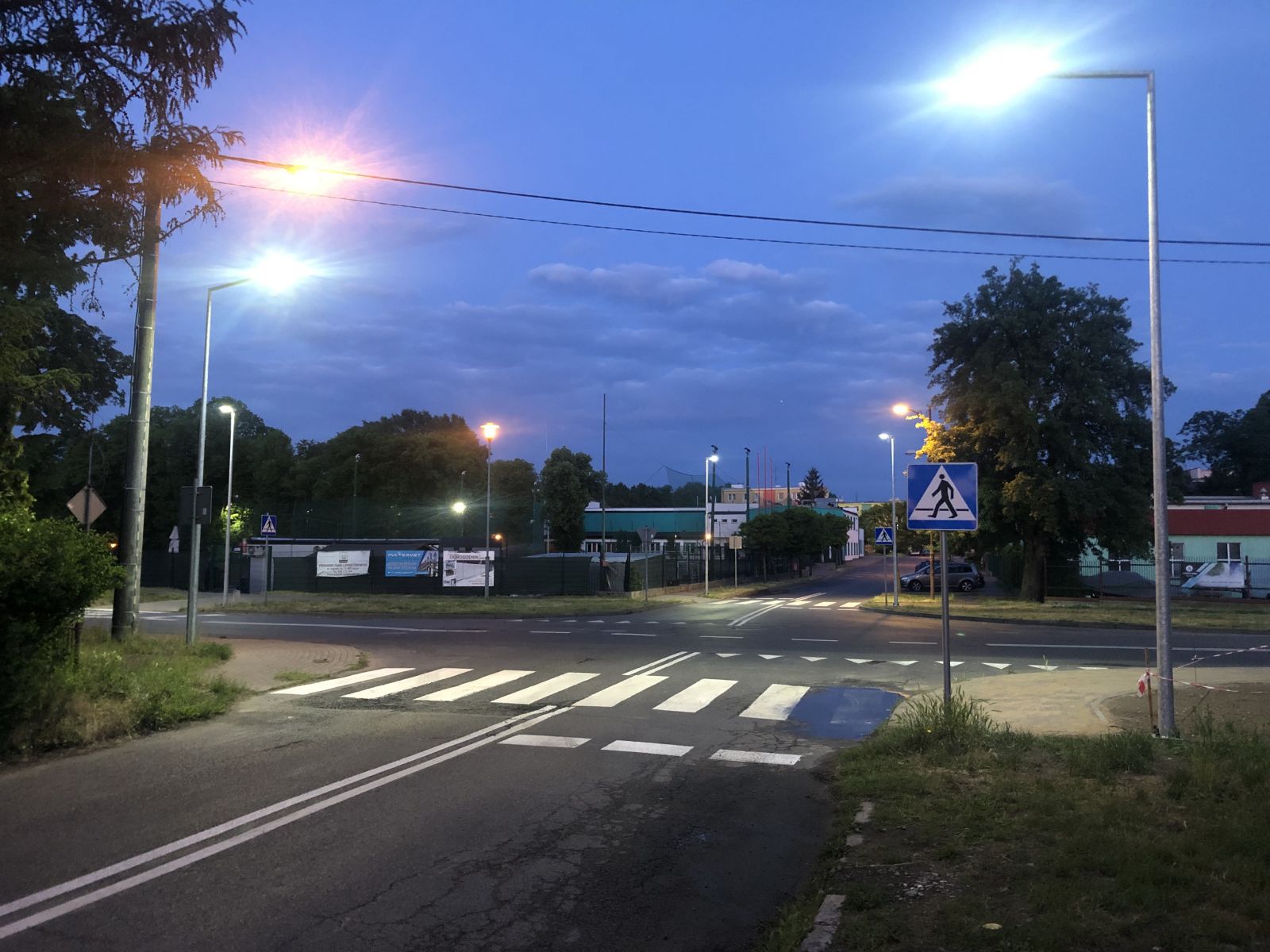 Powieksz zdjęcie. Oświetlone przejście dla pieszych 