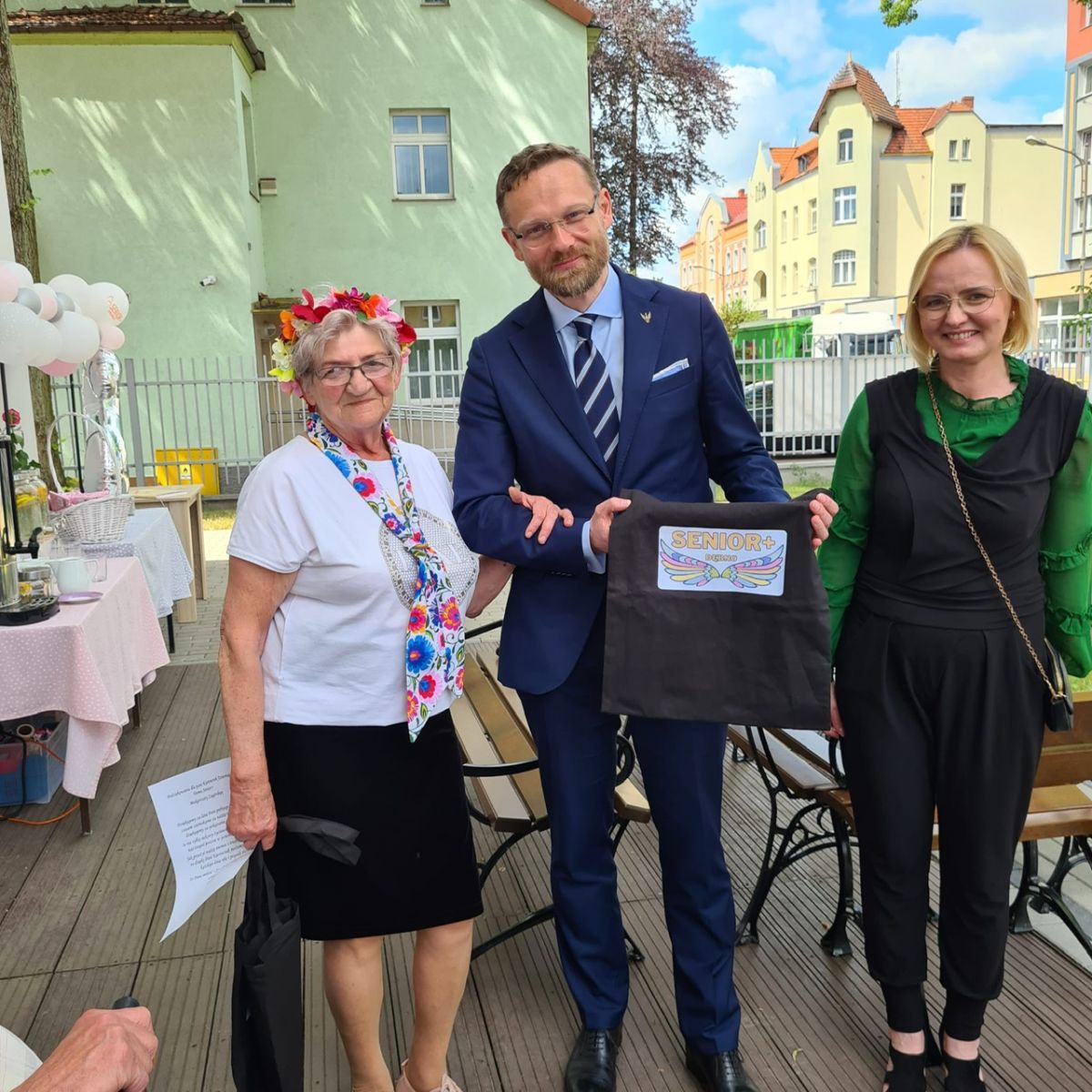 Powiększ zdjęcie. od lewej seniorka, wojewoda, kierownik Domu Seniora