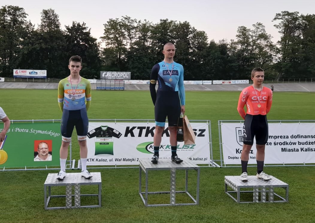 Powiększ zdjęcie. Adam adamowicz na podium i dwóch innych chłopców