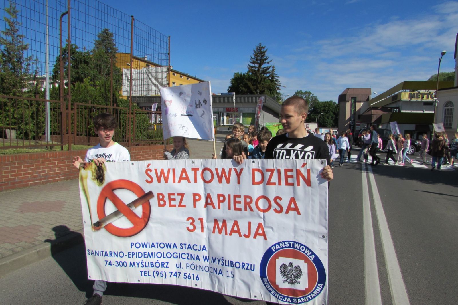 Powiększ zdjęcie. dzieci trzymaja w rękach transparent