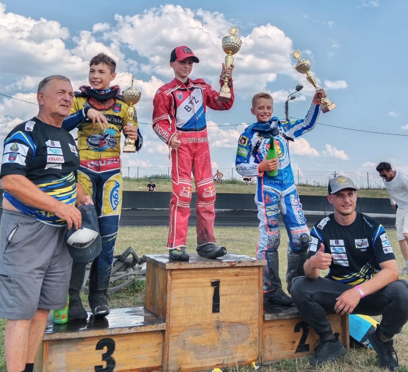 Kewin Nycz na podium (pierwszy od lewej) 