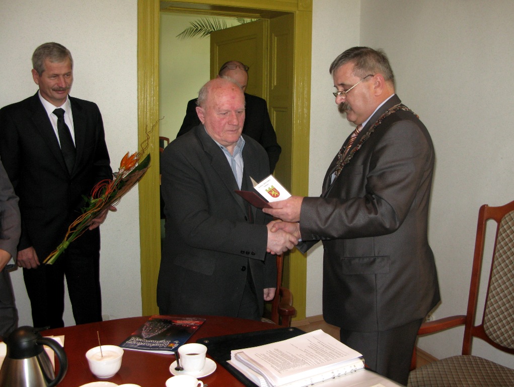 Powiększ zdjęcia. Tadeusz Biernacek odbiera medal zasłużony 