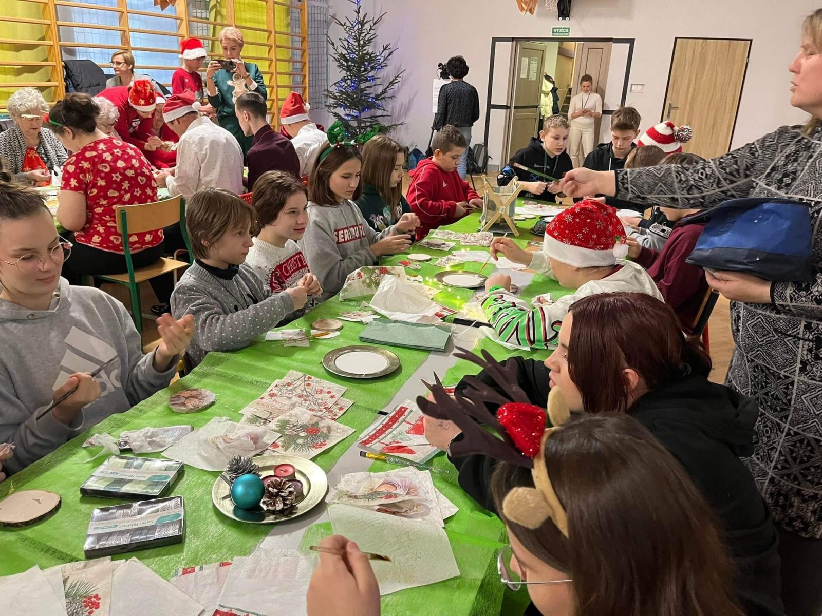 Dzieci wykonują przy stołach ozdoby