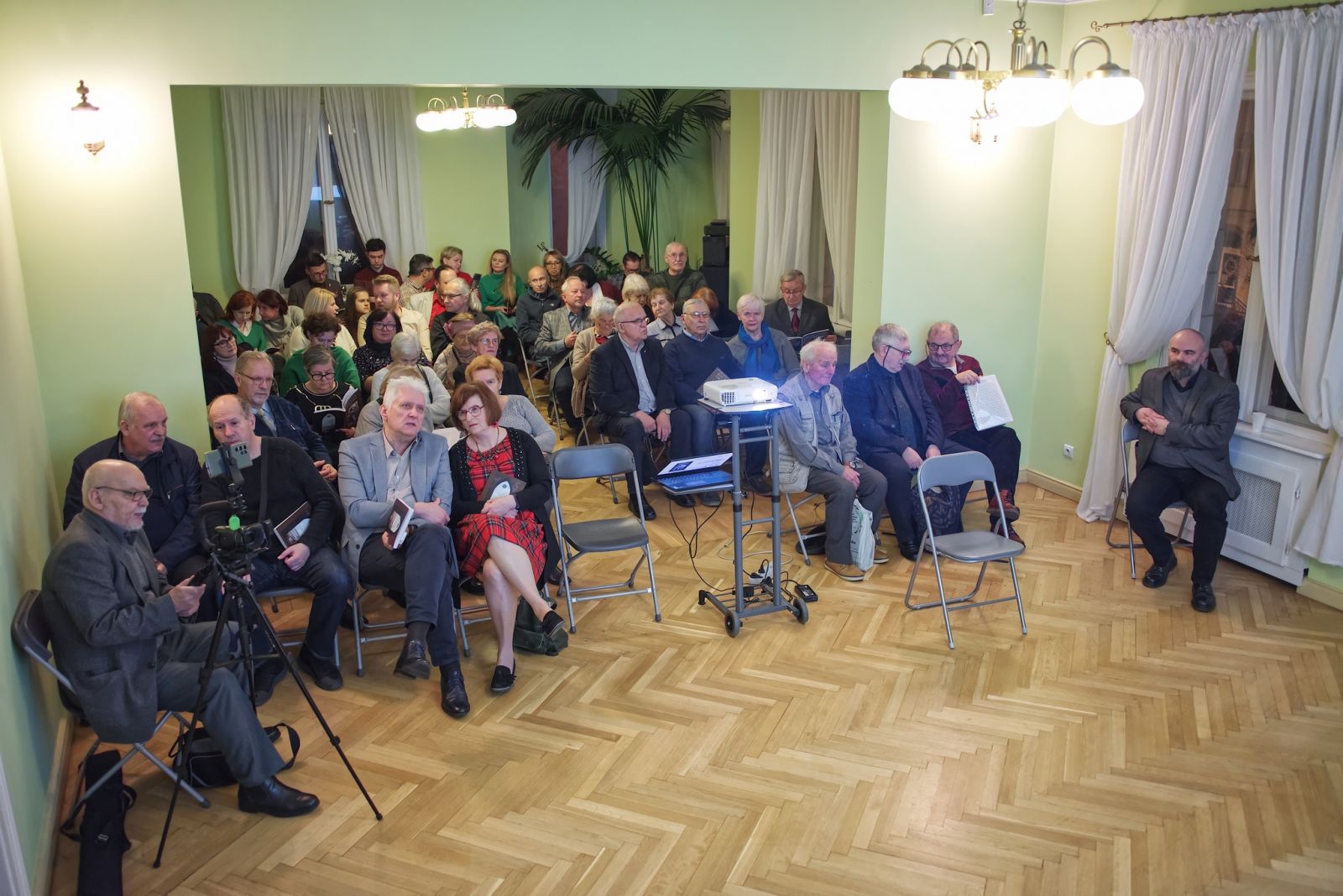 Powiększ zdjęcie. Goście siedzą na krzesełkach