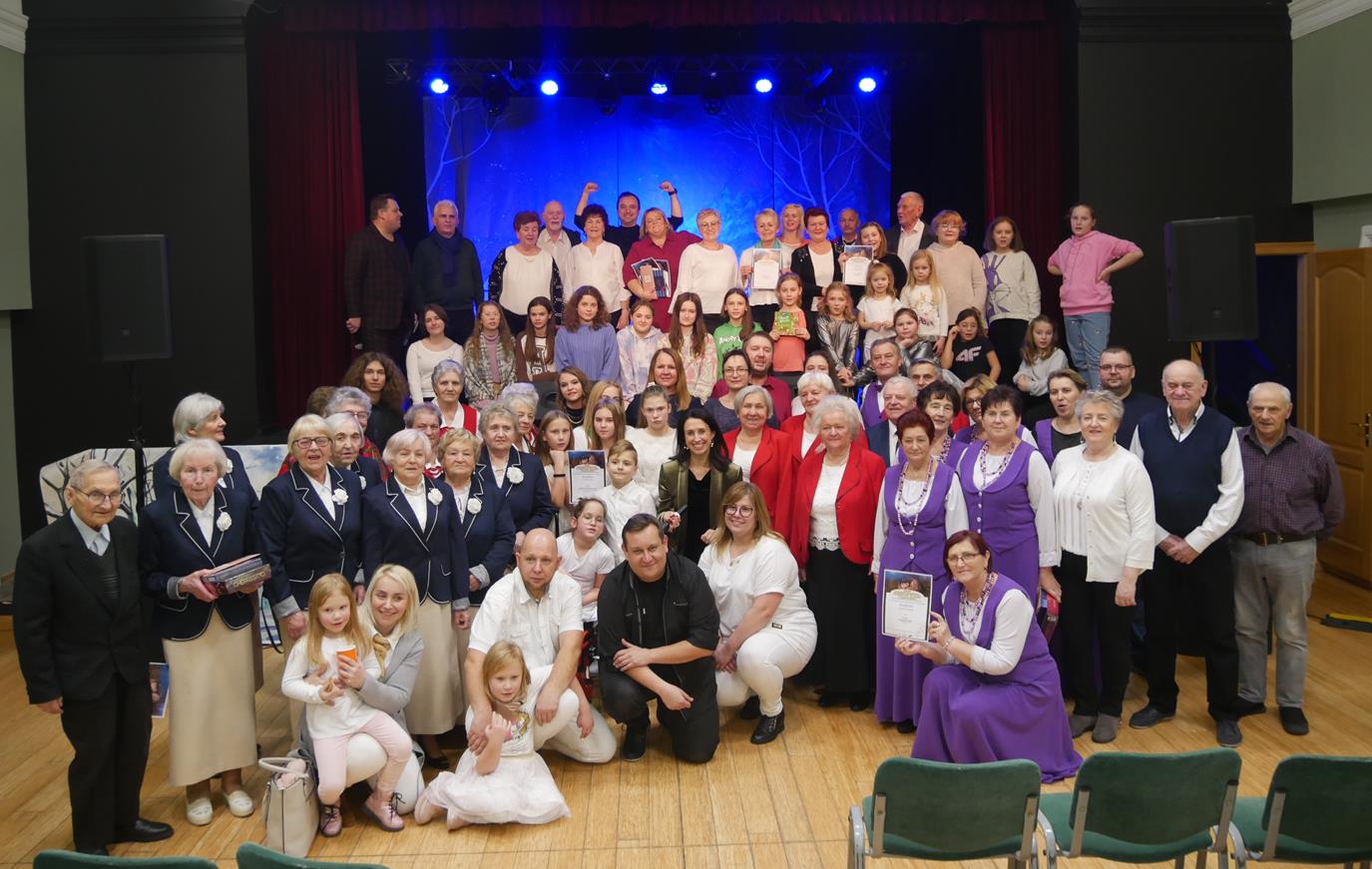 Duża grupa uczestników przesłuchań przed sceną i na scenie