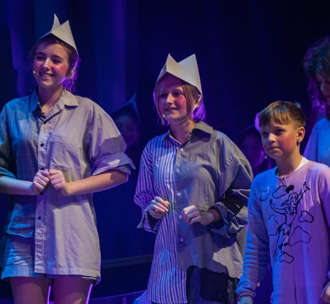 Powiększ zdjęcie. Amelia Kożuszek (w środku) na scenie 