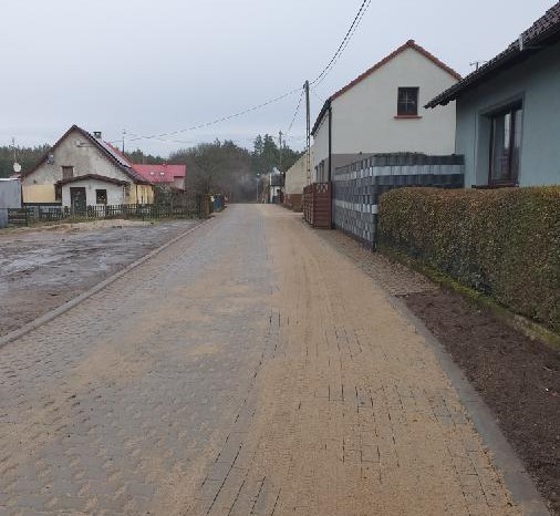 Powiększ zdjęcie. Droga z kostki betonowej 