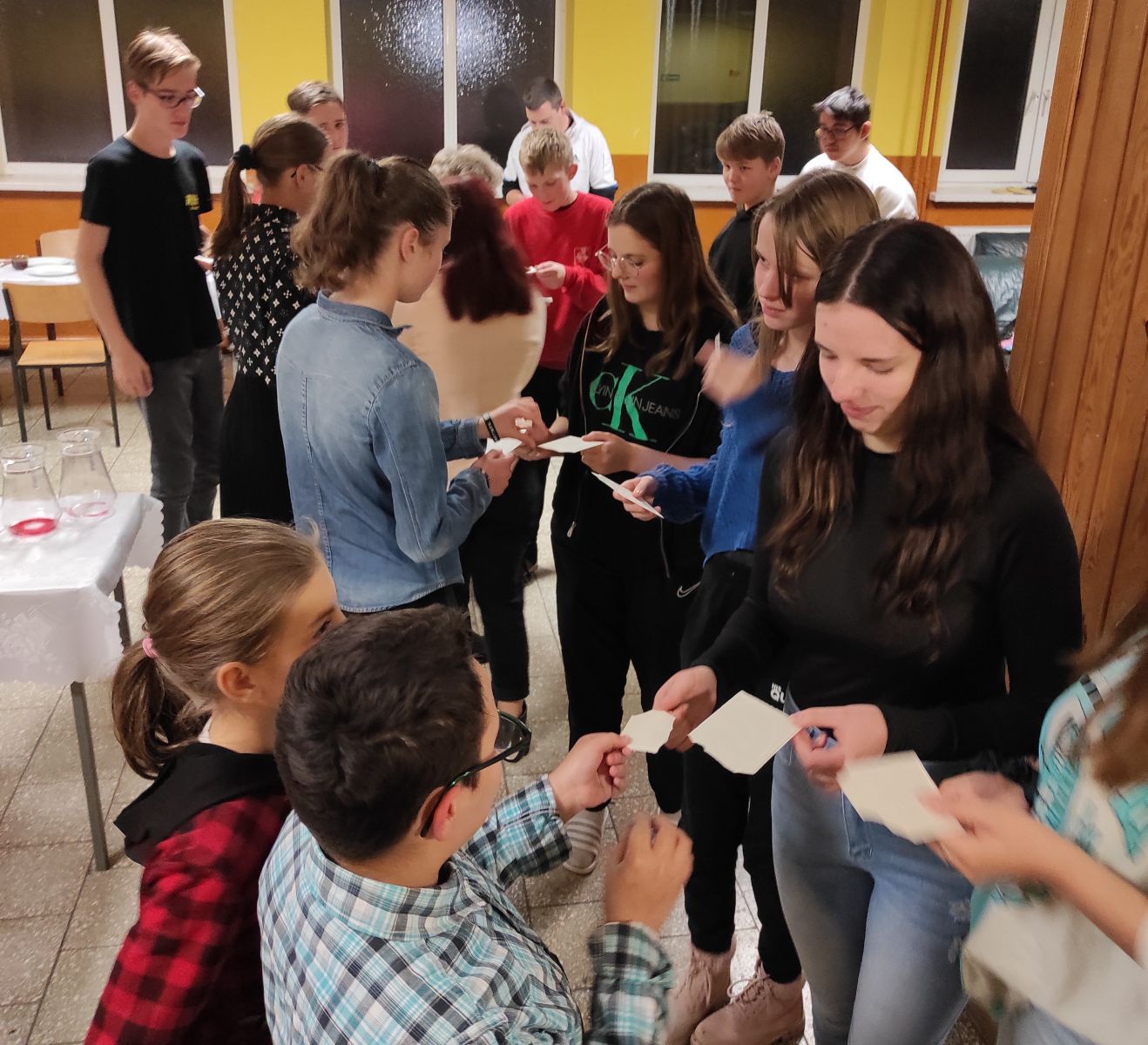 Powiększ zdjecie. Połamanie się opłatkiem